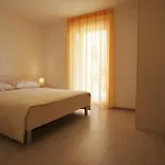 Apartment Spacious Sleeps 4 By The Medulin