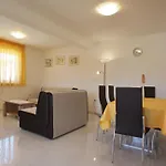 Spacious Sleeps 4 By The Medulin