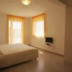Apartment Spacious Sleeps 4 By The