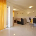 Spacious Sleeps 4 By The Apartment
