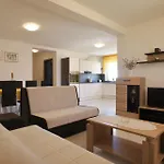 Spacious Sleeps 4 By The Medulin