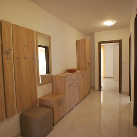 Spacious Sleeps 4 By The شقة