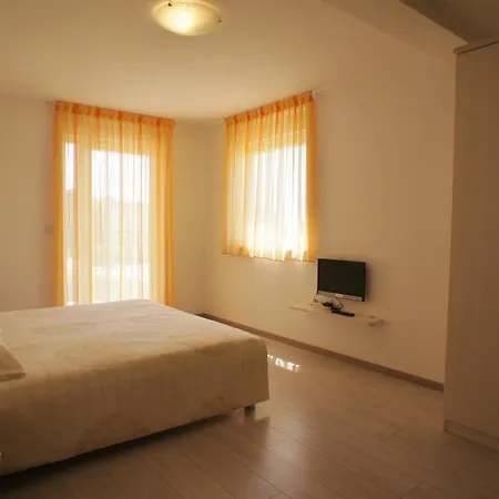 شقة Spacious Sleeps 4 By The