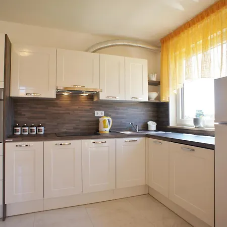 Spacious Sleeps 4 By The Medulin