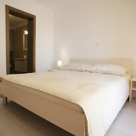 Apartman Spacious Sleeps 4 By The *