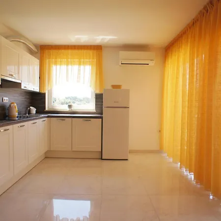 Spacious Sleeps 4 By The Apartman Medulin