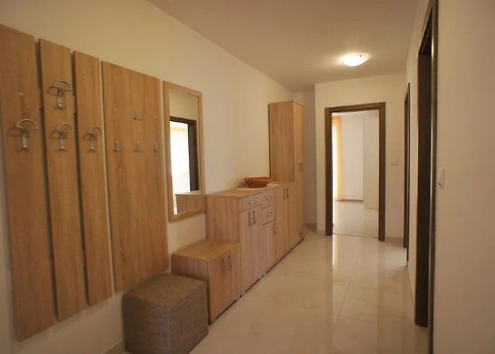 Spacious Sleeps 4 By The Appartement