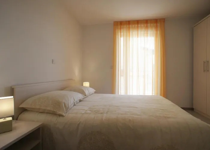 Spacious Sleeps 4 By The Apartment *