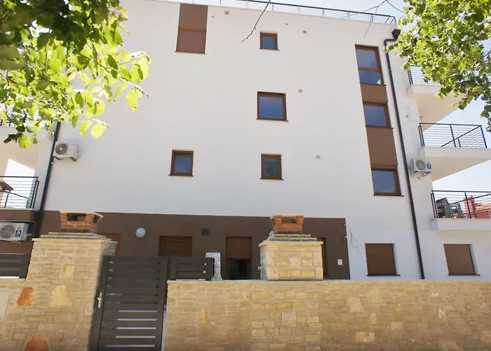 Spacious Sleeps 4 By The Appartement Medulin