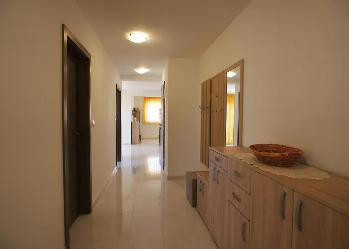 Spacious Sleeps 4 By The Appartement Medulin