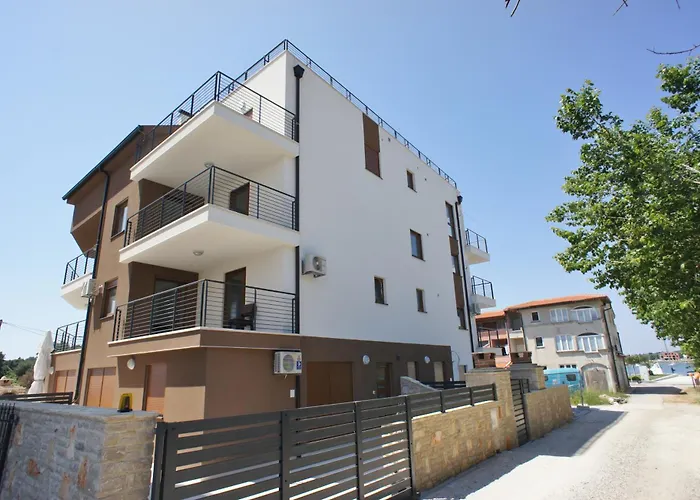 Apartment Spacious Sleeps 4 By The Medulin