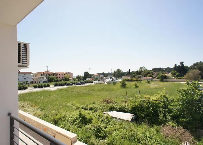 Spacious Sleeps 4 By The Appartement Medulin