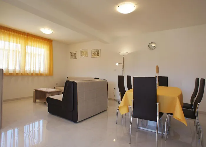 Spacious Sleeps 4 By The Medulin