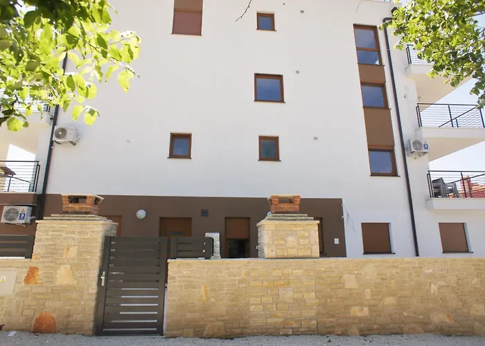 Spacious Sleeps 4 By The * Medulin