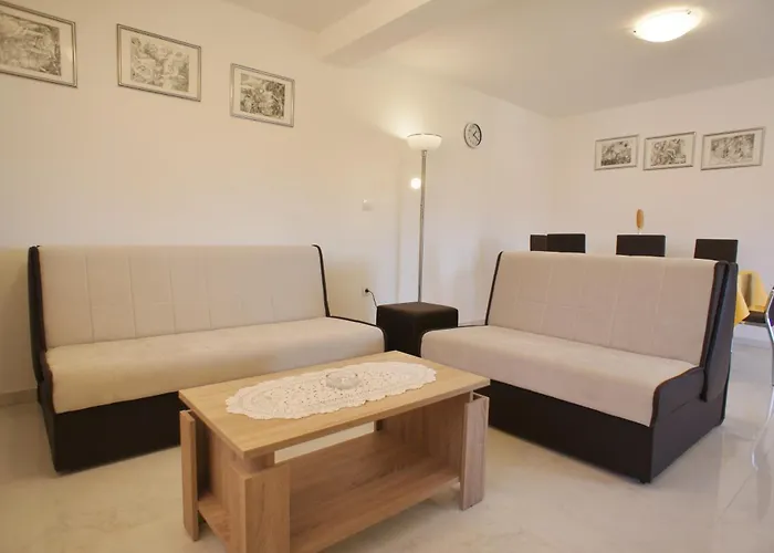 Spacious Sleeps 4 By The