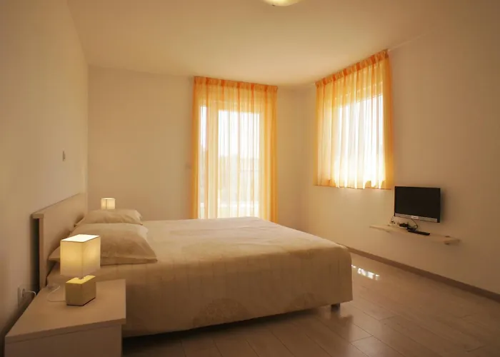 Apartment Spacious Sleeps 4 By The