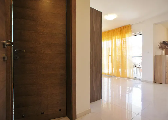 Apartment Spacious Sleeps 4 By The