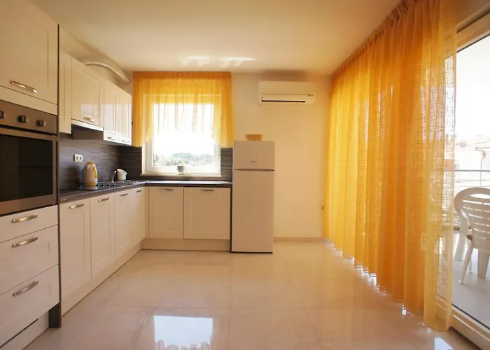 Spacious Sleeps 4 By The Apartment Medulin