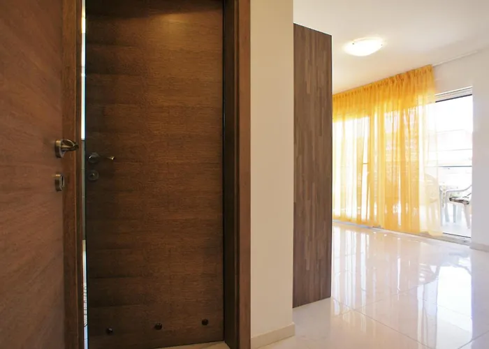 Spacious Sleeps 4 By The *