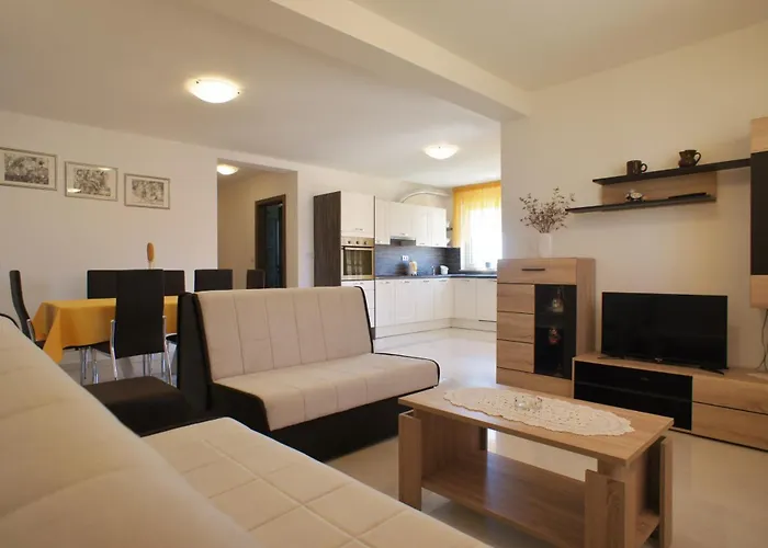 Spacious Sleeps 4 By The Medulin