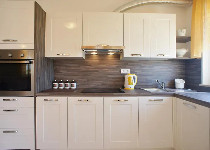 Spacious Sleeps 4 By The * Medulin