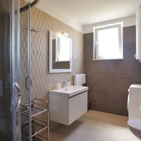 Spacious Sleeps 4 By The