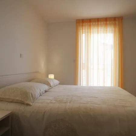 Spacious Sleeps 4 By The شقة *