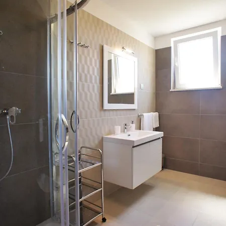 Spacious Sleeps 4 By The Apartamento Medulin