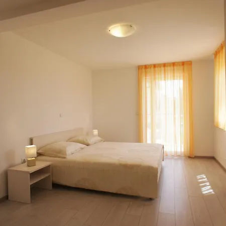 Spacious Sleeps 4 By The ميدولين