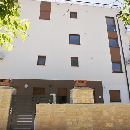 Spacious Sleeps 4 By The Apartamento Medulin