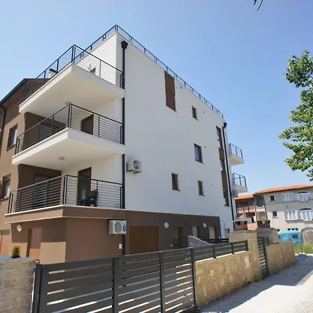 شقة Spacious Sleeps 4 By The ميدولين