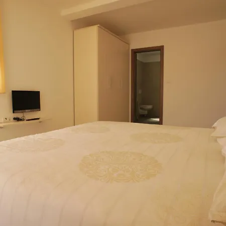 Spacious Sleeps 4 By The Medulin