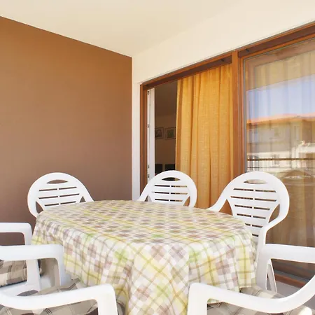 Spacious Sleeps 4 By The