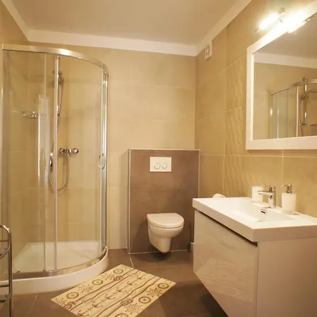 شقة Spacious Sleeps 4 By The *