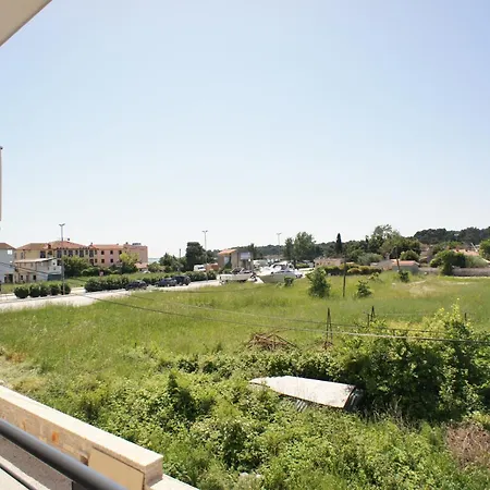 Spacious Sleeps 4 By The Apartamento Medulin