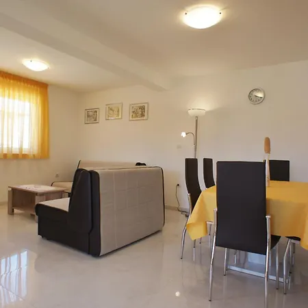 Spacious Sleeps 4 By The Medulin