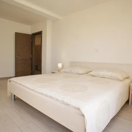 Spacious Sleeps 4 By The * Medulin