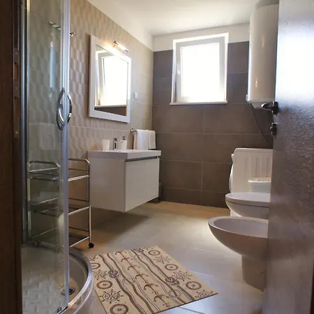 شقة Spacious Sleeps 4 By The *