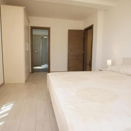 شقة Spacious Sleeps 4 By The ميدولين