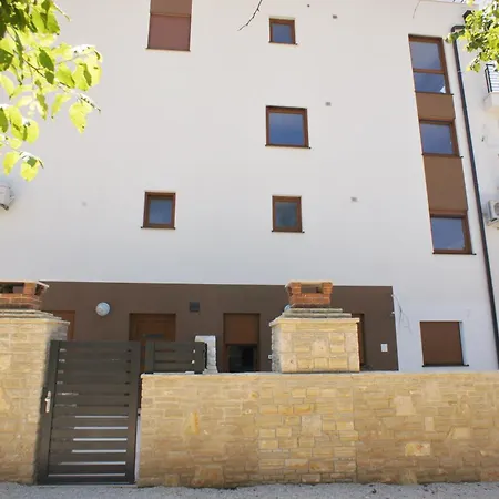 Spacious Sleeps 4 By The * Medulin