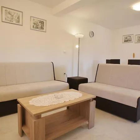 Spacious Sleeps 4 By The