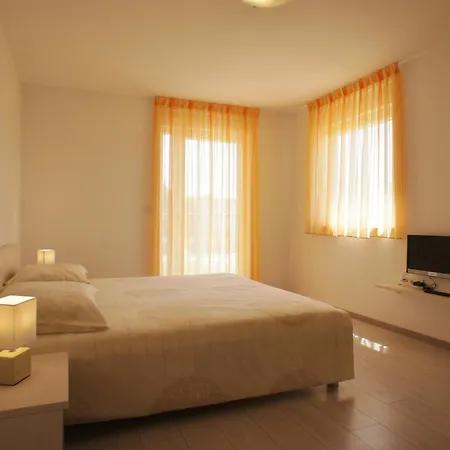 شقة Spacious Sleeps 4 By The