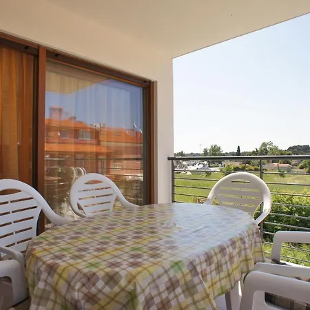 Spacious Sleeps 4 By The شقة *