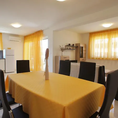 Spacious Sleeps 4 By The ميدولين