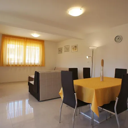 Spacious Sleeps 4 By The * Medulin