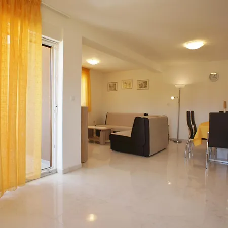 Spacious Sleeps 4 By The شقة