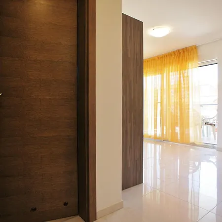 شقة Spacious Sleeps 4 By The