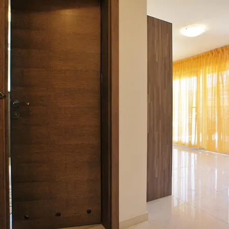 Spacious Sleeps 4 By The *