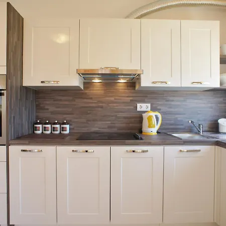 Spacious Sleeps 4 By The * Medulin