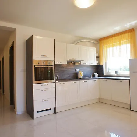 Spacious Sleeps 4 By The Apartamento Medulin